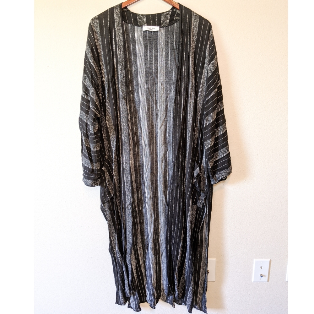 Carly Jean Los Angeles Milani Black Kimono